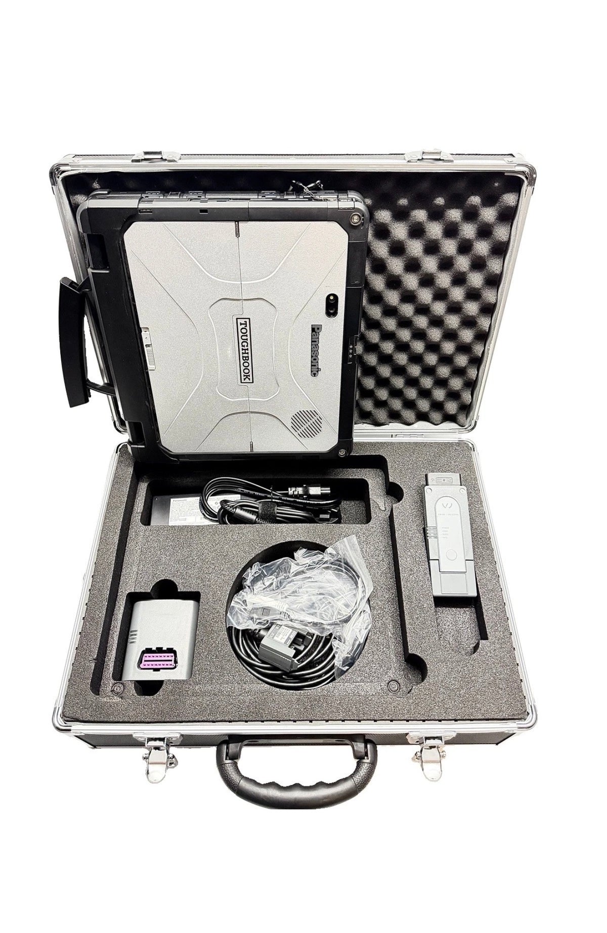 Geöffneter Alu-Diagnosekoffer mit Panasonic CF-33 Toughbook Rückseite, VAS 6154B Interface und Zubehör – ODIS V25.3 Engineering V21 Komplettset VAG

