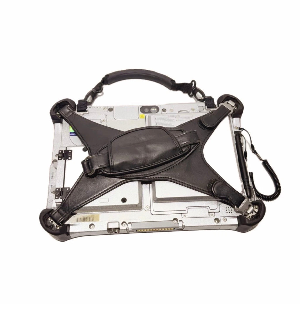 Panasonic Toughpad FZ-G1 Rückseite mit schwarzer Leder-Handhalterung und Tragegriff freigestellt – robustes 10,1-Zoll-Tablet für CNH EST Diagnose Case New Holland Steyr
