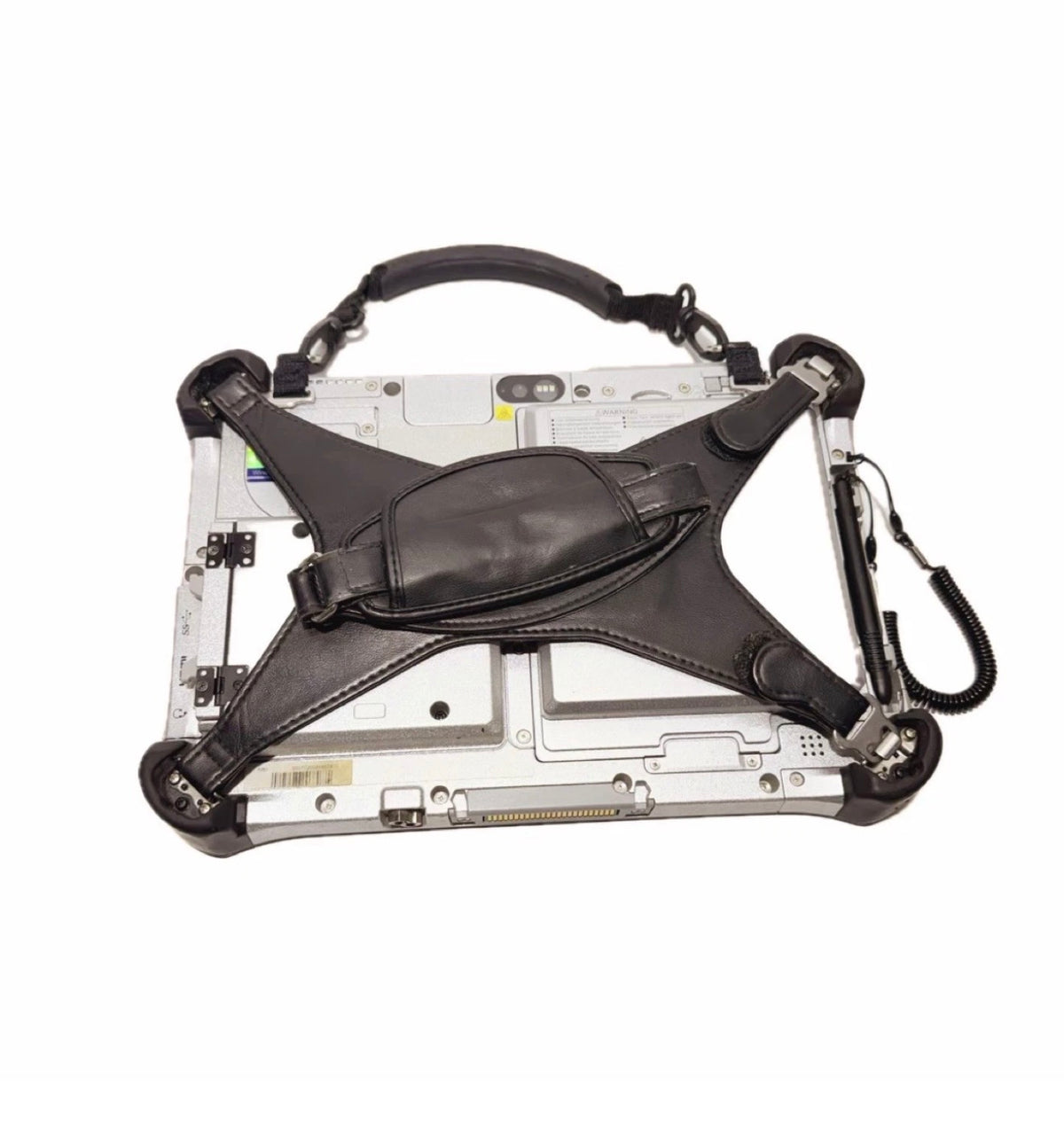 Panasonic Toughpad FZ-G1 Rückseite mit schwarzer Leder-Handhalterung und Tragegriff freigestellt – robustes 10,1-Zoll-Tablet für CNH EST Diagnose Case New Holland Steyr
