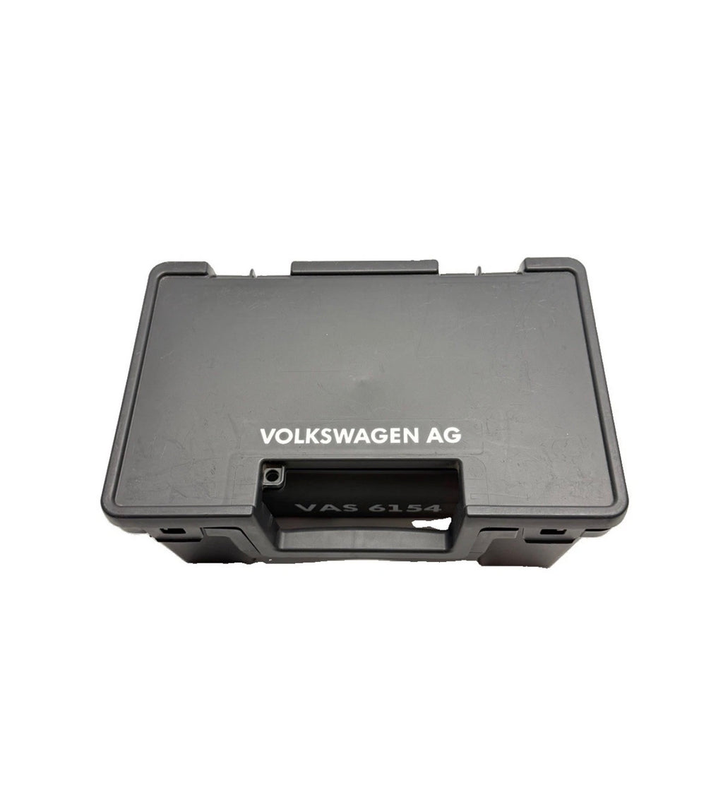 Original VAS 6154 Koffer Draufsicht mit Volkswagen AG Aufschrift und Tragegriff freigestellt – Originalkoffer für VAS6154 Interface
