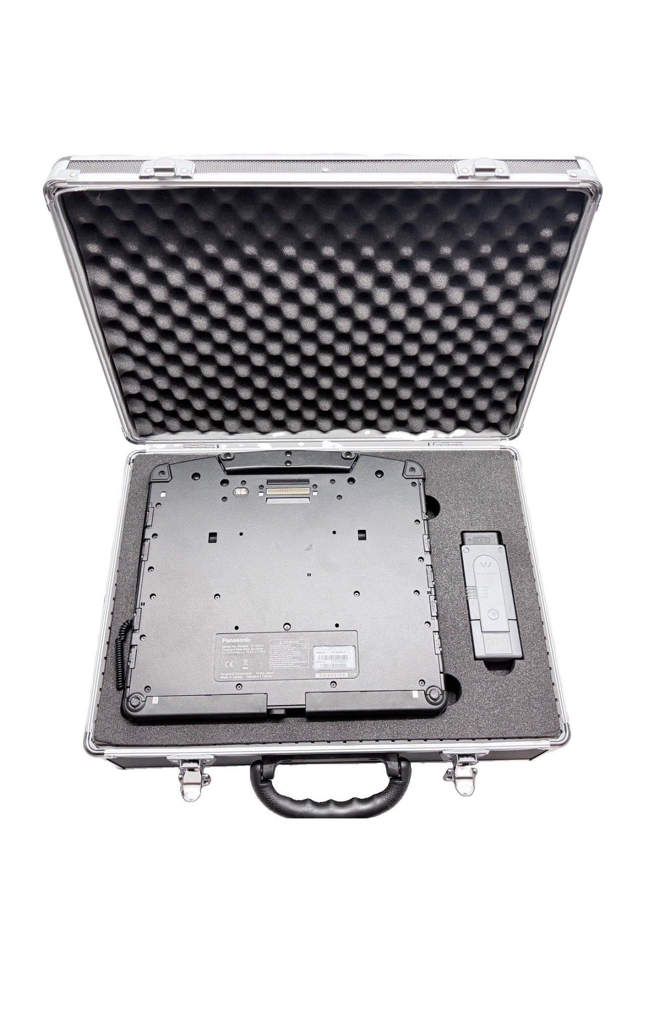 Geöffneter Alu-Diagnosekoffer mit Panasonic CF-33 Toughbook Unterseite und VAS 6154B Interface im Schaumstoffeinsatz – ODIS V25.3 Engineering V21 Komplettset


